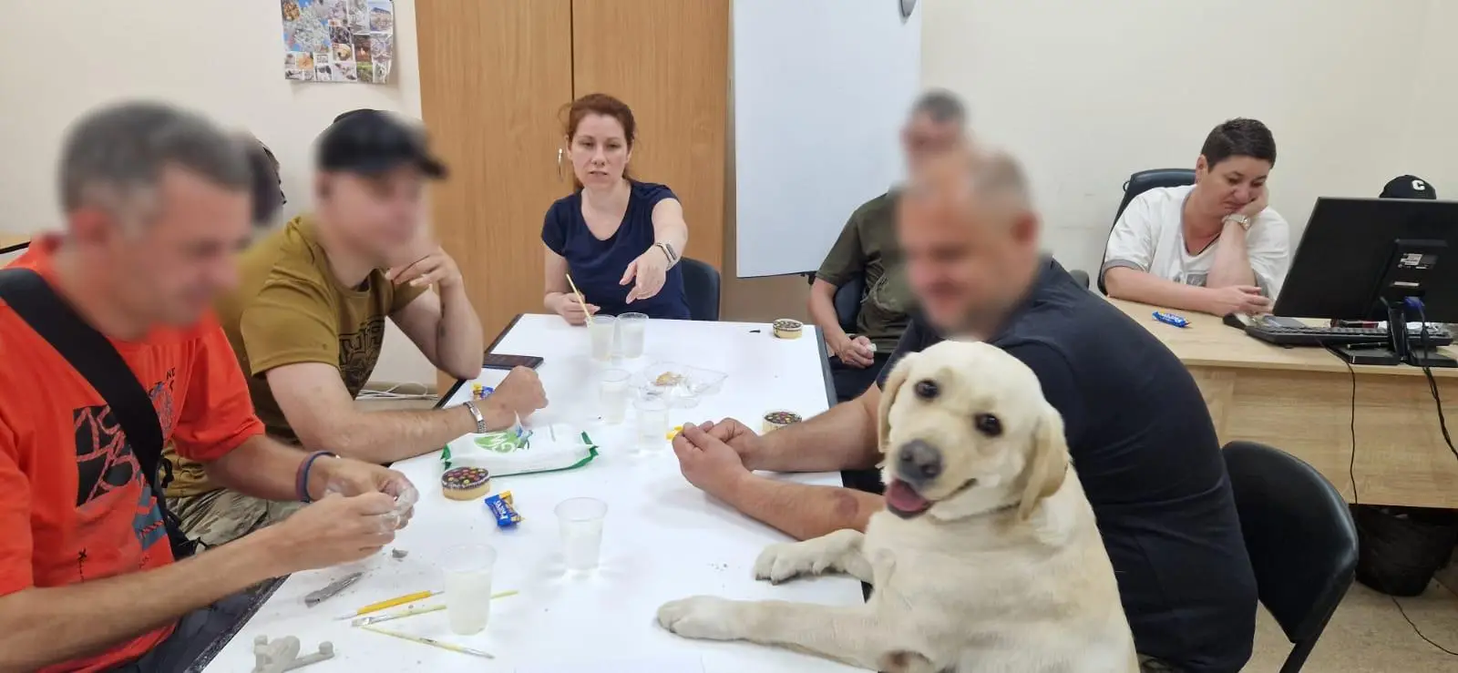 Зображення для новини Арт-терапевтичне заняття з ліпки глиною з пораненими, які перебувають на лікуванні в установі