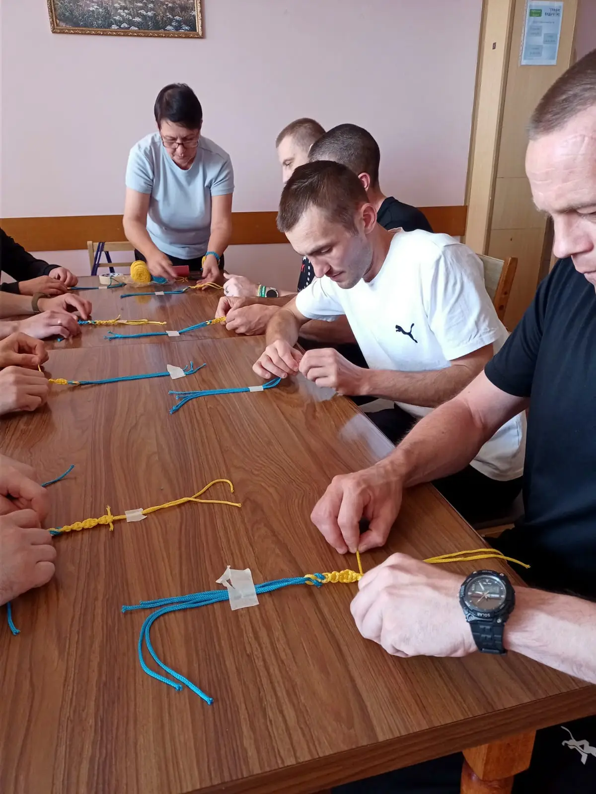 Зображення для новини Майстер клас з плетіння патріотичних браслетів