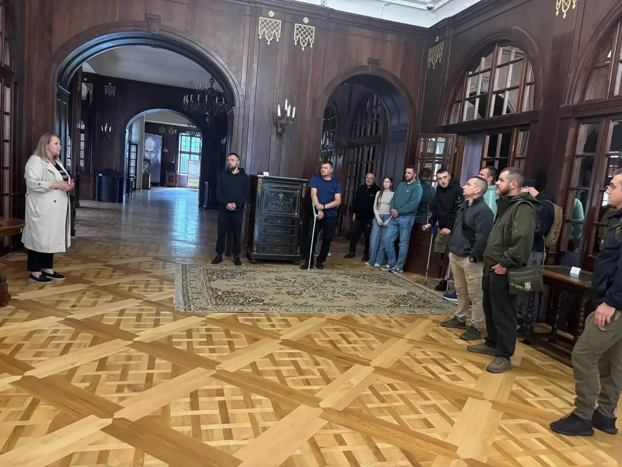 Зображення для новини Поранені військовослужбовці та поліцейські, які проходять лікування у ДУ "ТМО МВС України по Тернопільській області", відвідали Вишнівецький палац