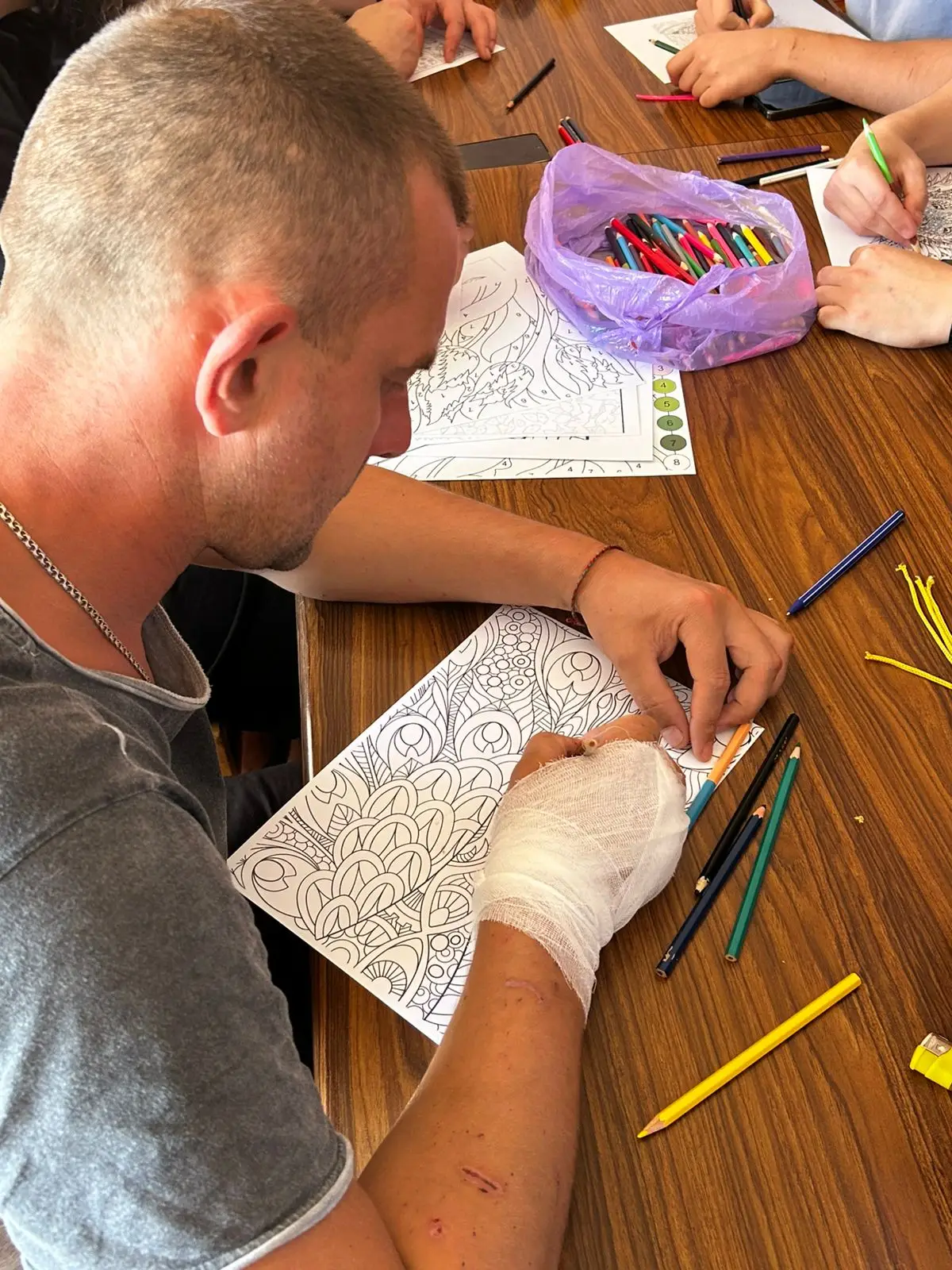 Зображення для новини Арт терапія з плетіння браслетів єдності