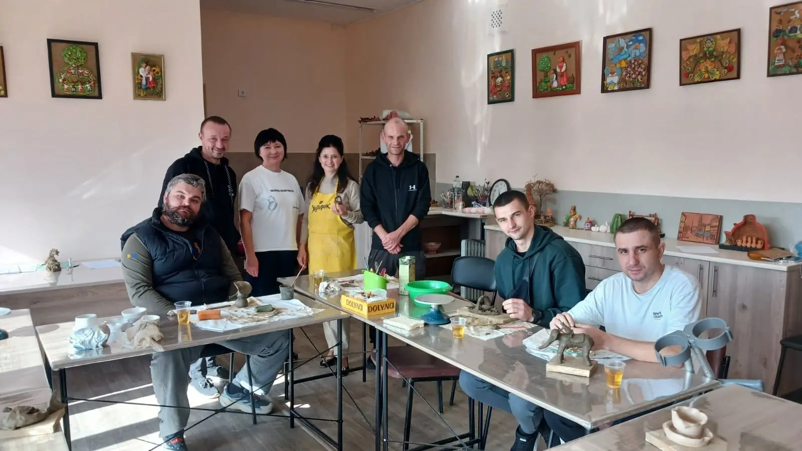 Зображення для новини Сила творчості: поранені військовослужбовці ДУ «ТМО МВС України по Закарпатській області» взяли участь у сеансі гончарної арт-терапії