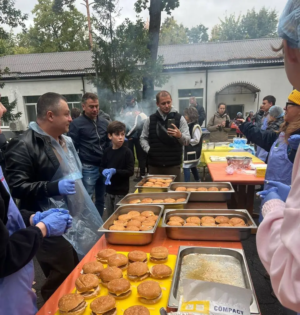 Зображення для новини Реабілітація зі смаком: наші пацієнти готували американські страви разом із шефом Laura Pauli Chef