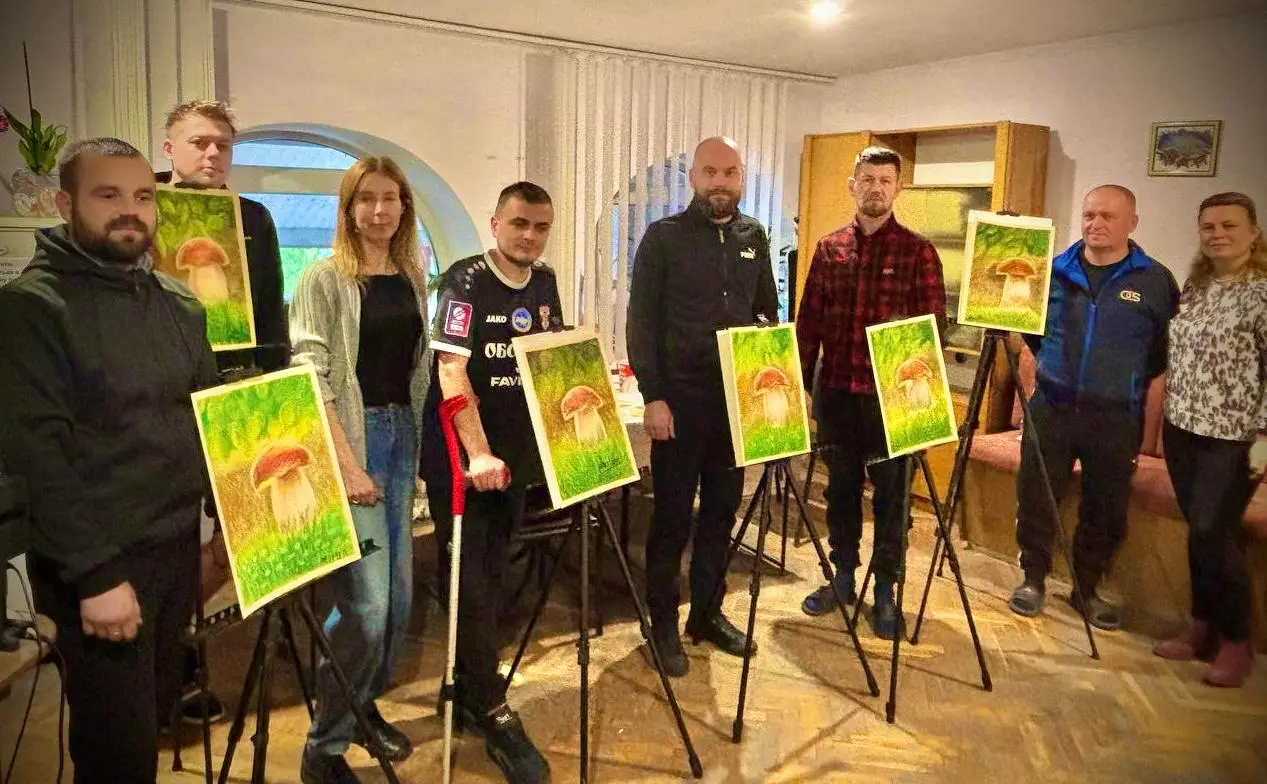 Зображення для новини Творча реабілітація: поранені військовослужбовці та поліцейські малювали картини “Гриби в лісі”