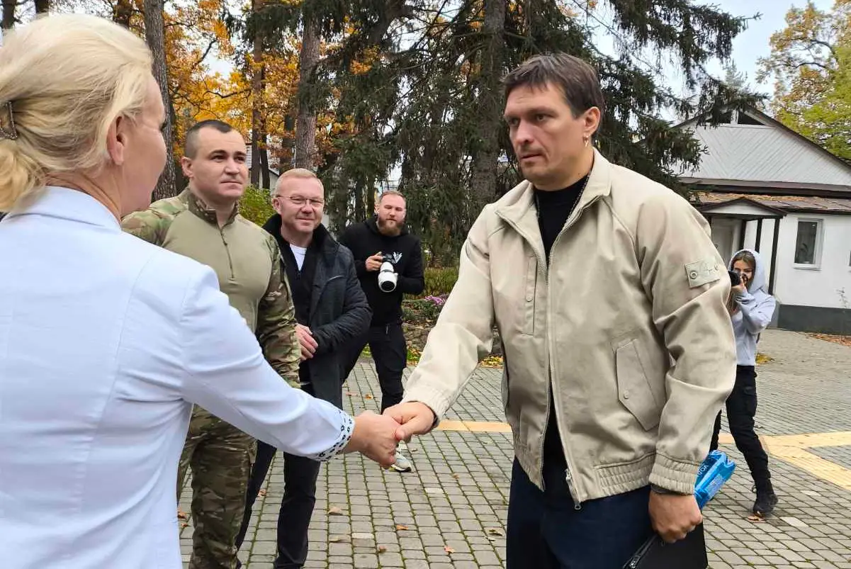 Зображення для новини Чемпіон Олександр Усик завітав до наших захисників