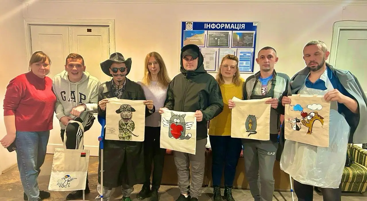 Зображення для новини Творчість для відновлення: поранені військовослужбовці та поліцейські розмальовували сумки-шопери