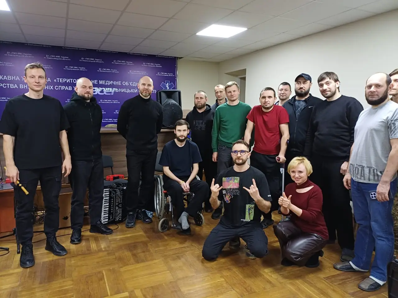 Зображення для новини До поранених, які проходять лікування та реабілітацію у ДУ «ТМО МВС України по Хмельницькій області», завітав український гурт «Чумацький Шлях».