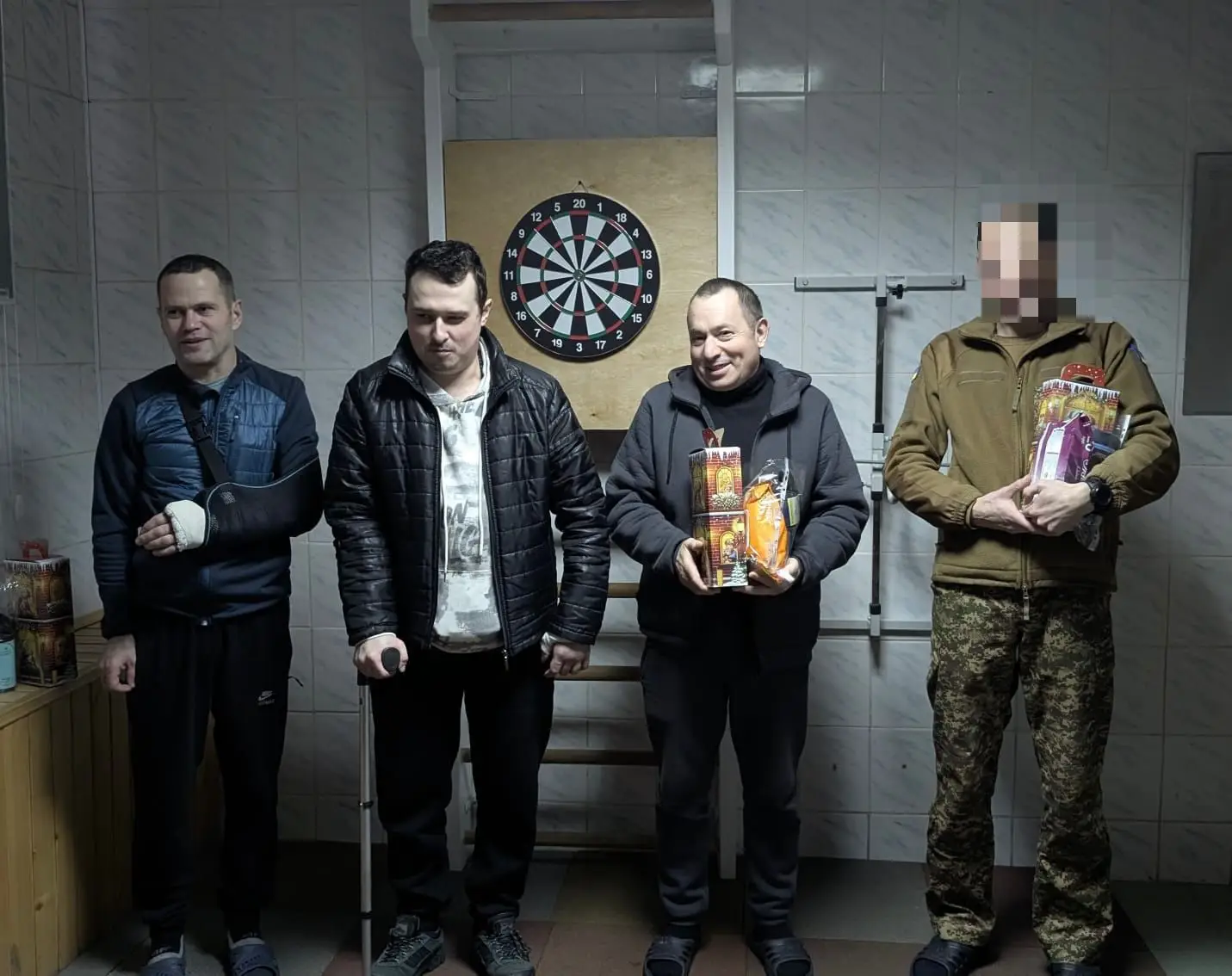 Зображення для новини Трохи розрядки та влучності: змагання з дартсу для наших Захисників.