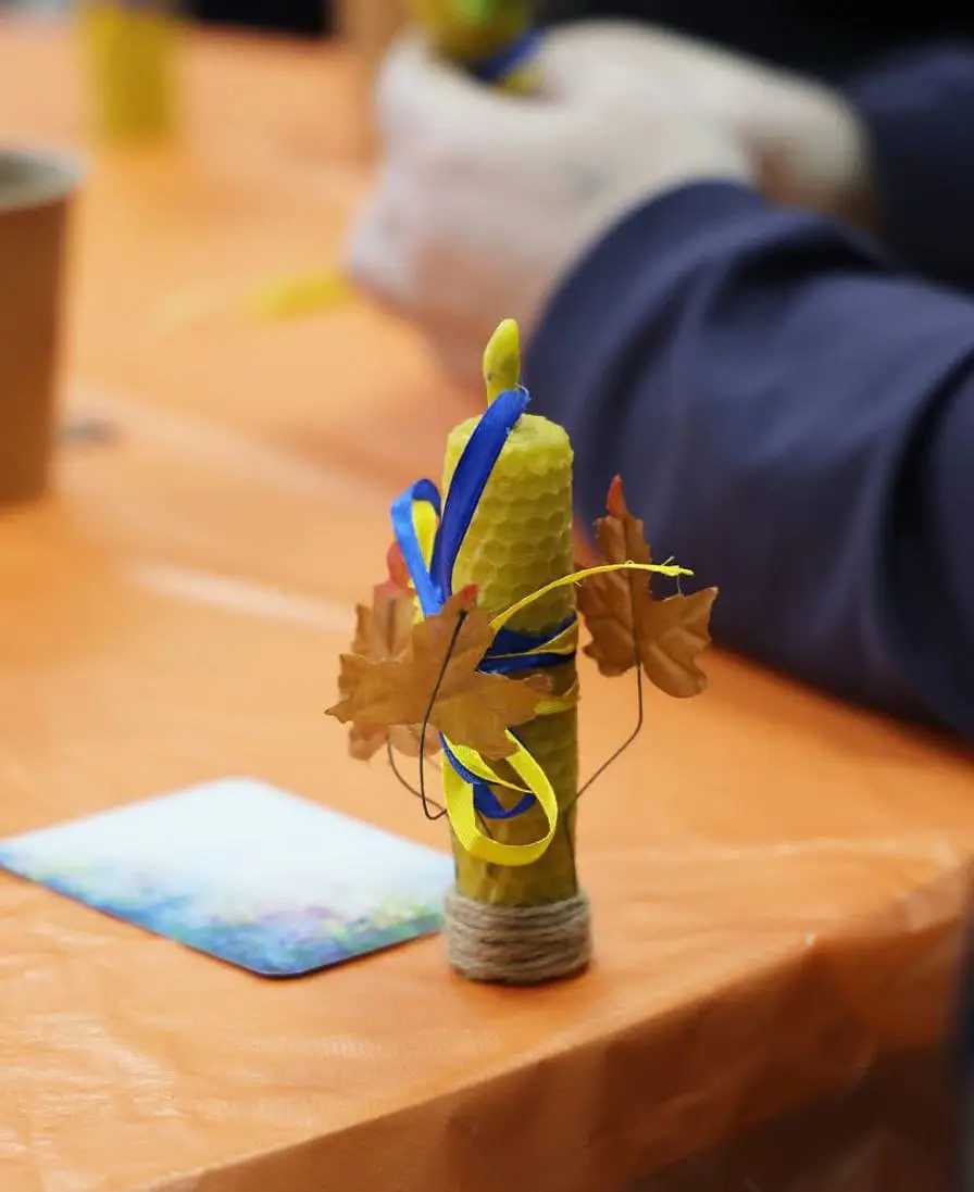 Зображення для новини Тепло, що відновлює: для захисників провели майстер-клас із виготовлення свічок з вощини