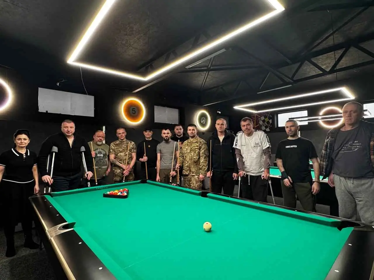 Зображення для новини Поранені військовослужбовці відвідали більярд-клуб