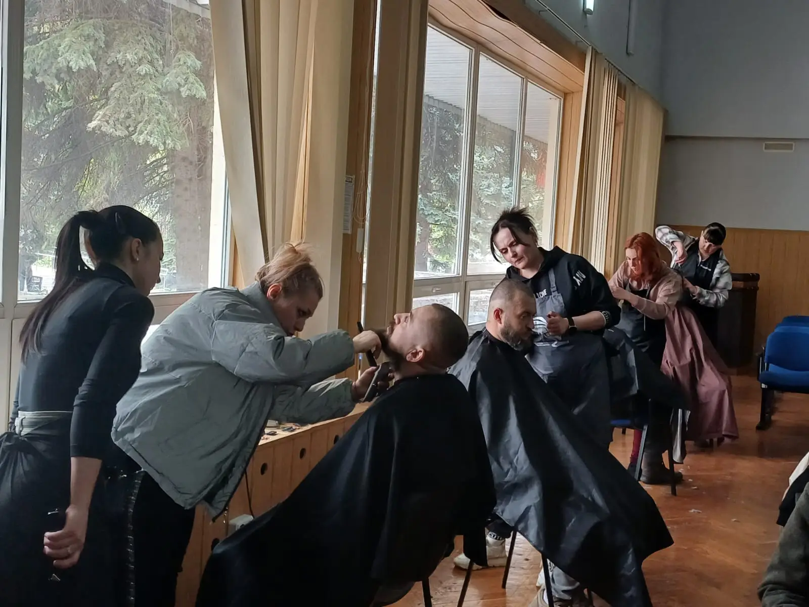 Зображення для новини До поранених бійців в Східному ТМО завітали волонтери перукарі