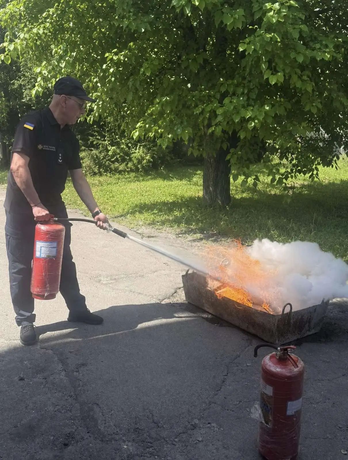 Зображення для новини Працівники ДУ «ТМО МВС України по Сумській області» пройшли практичне навчання з використання вогнегасників