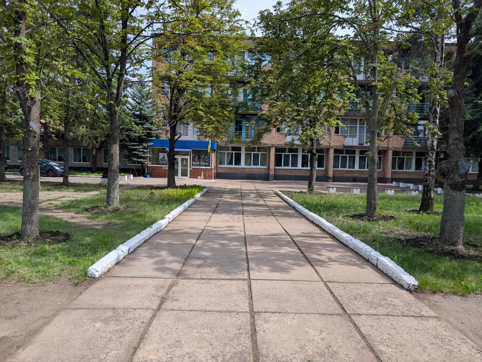 Зображення для новини Турбота починається з простору: колектив лікарні долучився до благоустрою території