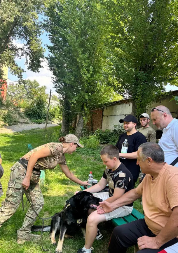 Зображення для новини Психоемоційна підтримка через каністерапію: у ДУ ТМО відбувся захід із кінологами для поранених захисників