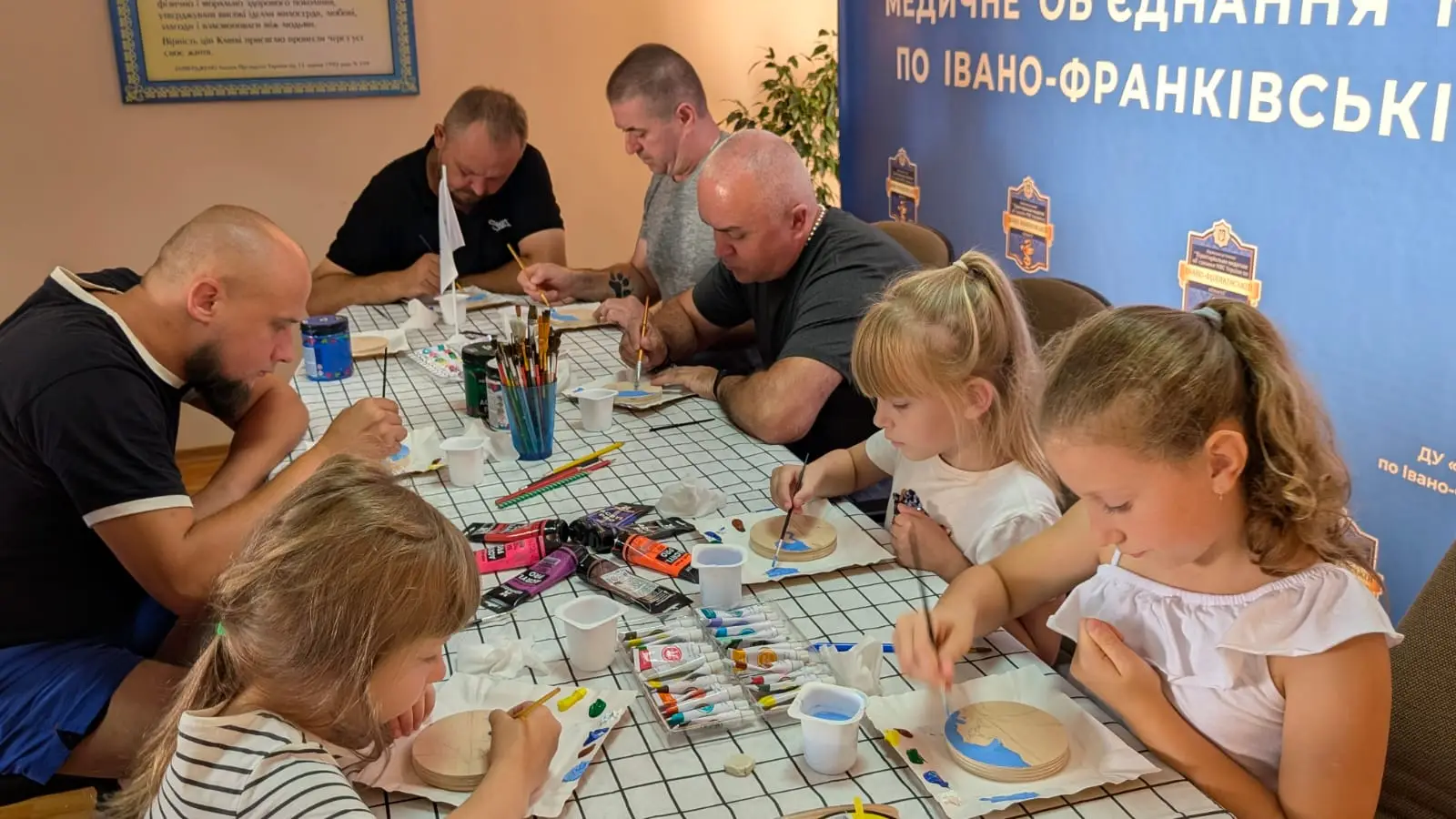 Зображення для новини Кольори рідного дому: як Захисники та діти разом малювали мир