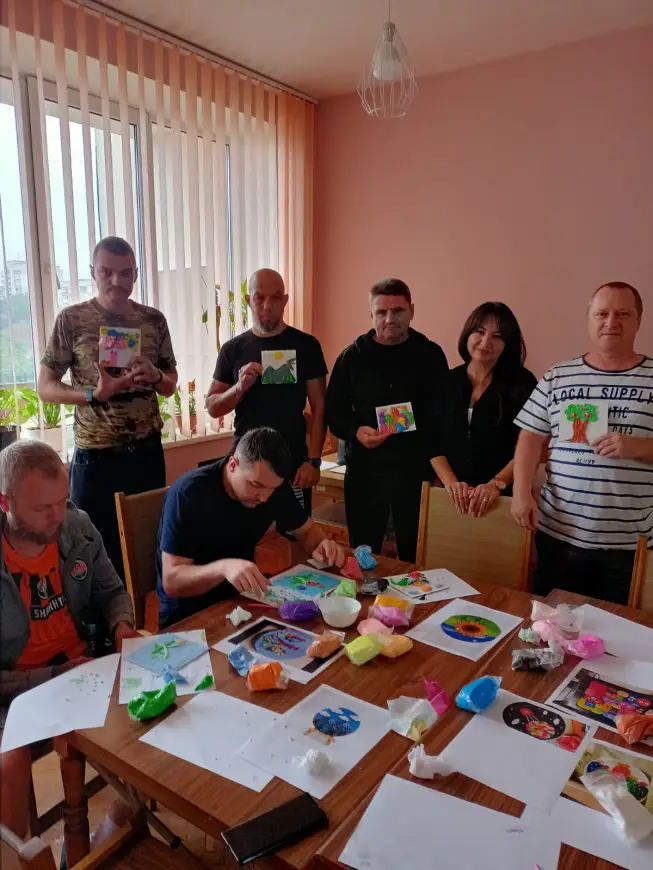 Зображення для новини ДУ "Східне ТМО МВС" із психологом провели творче заняття з пластилінографії