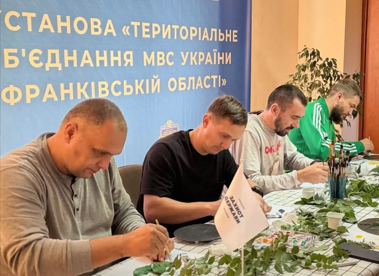Зображення для новини Яскравий відбиток життя на темному тлі: як мистецтво лікує душі Захисників
