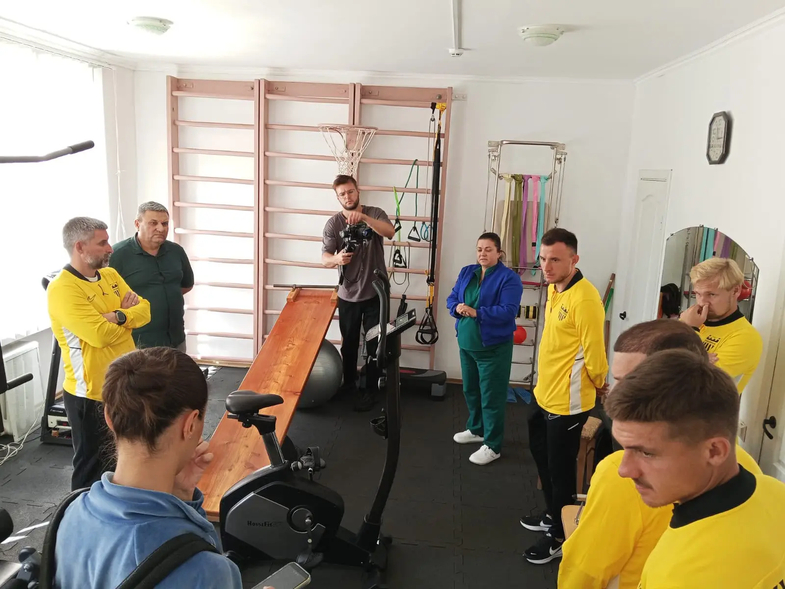 Зображення для новини Підтримка Героїв: гравці та тренери ФК «Буковина» відвідали поранених захисників у ДУ ТМО МВС по Чернівецькій області.