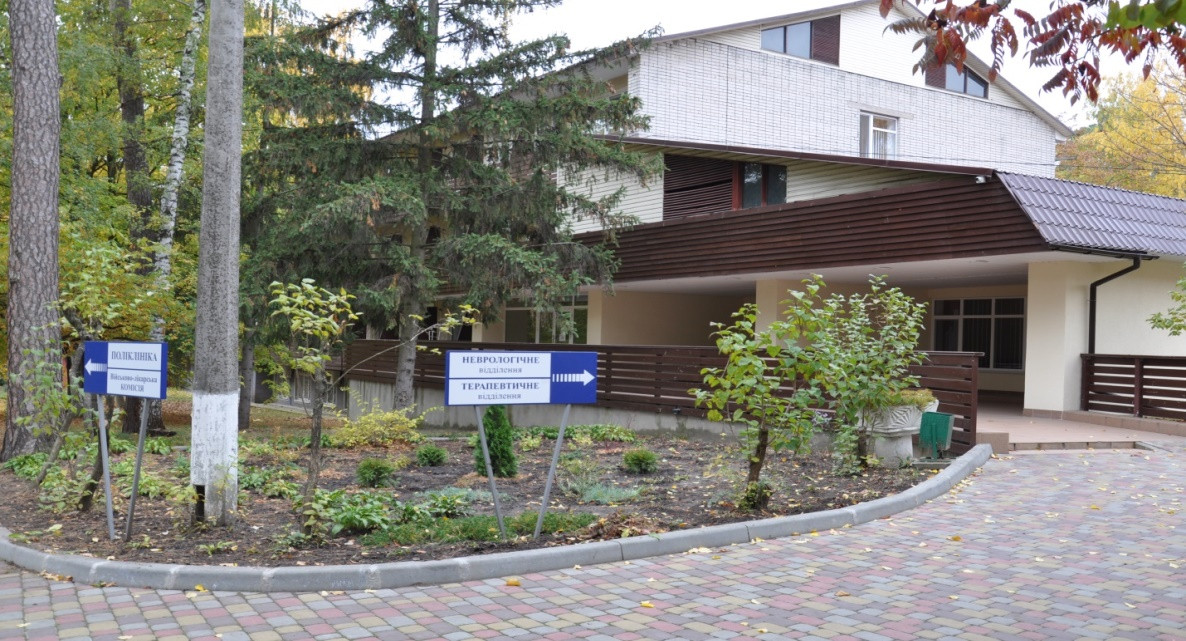 вхід в стаціонарні відділення обладнано пандусом та кнопкою виклику персоналу