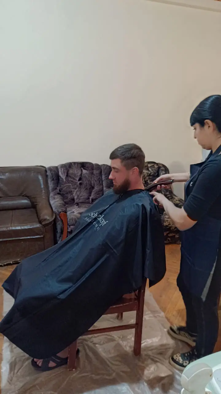 Зображення для новини Військовослужбовці змогли оновити свій зовнішній вигляд, отримавши професійні послуги перукаря.