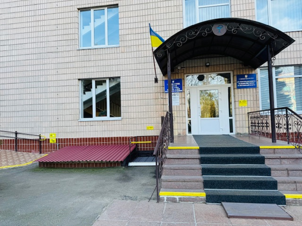 Облаштовано майданчик перед входом в установу з гумовим покриттям сходів, встановлено навіс та водовідведення