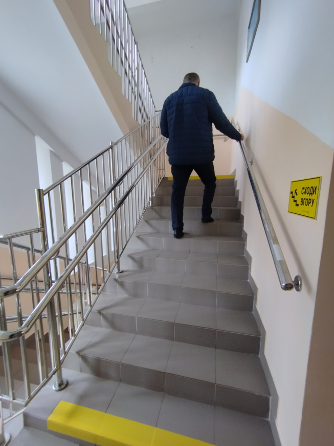 Облаштування поручнями сходинкових маршів і майданчиків у відповідності до вимог інклюзивності