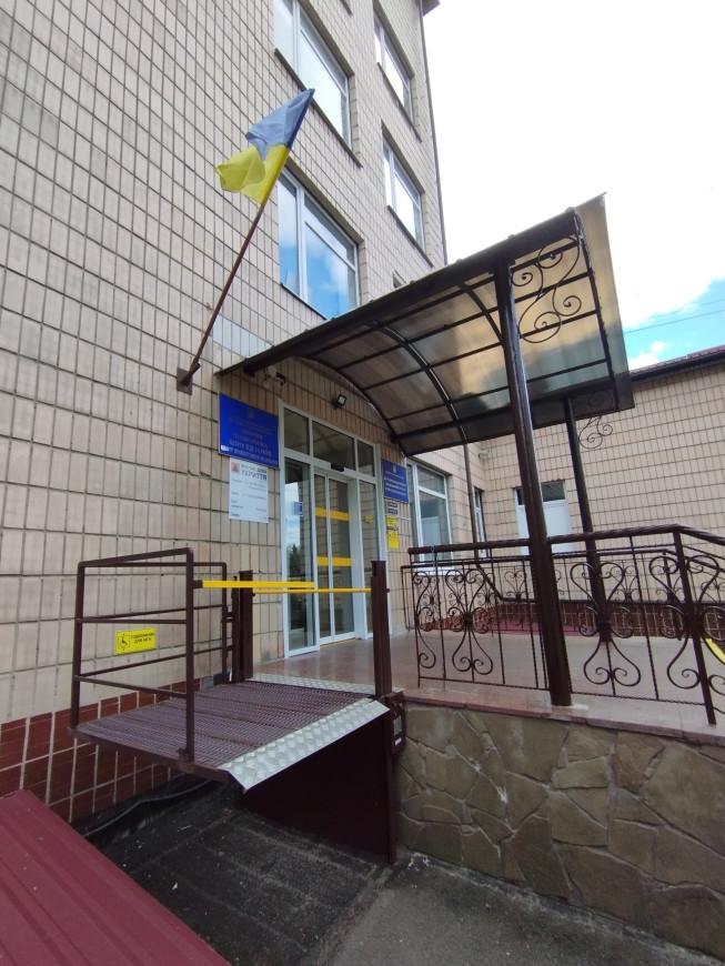Встановлено вертикальний підйомник для людей з інвалідністю