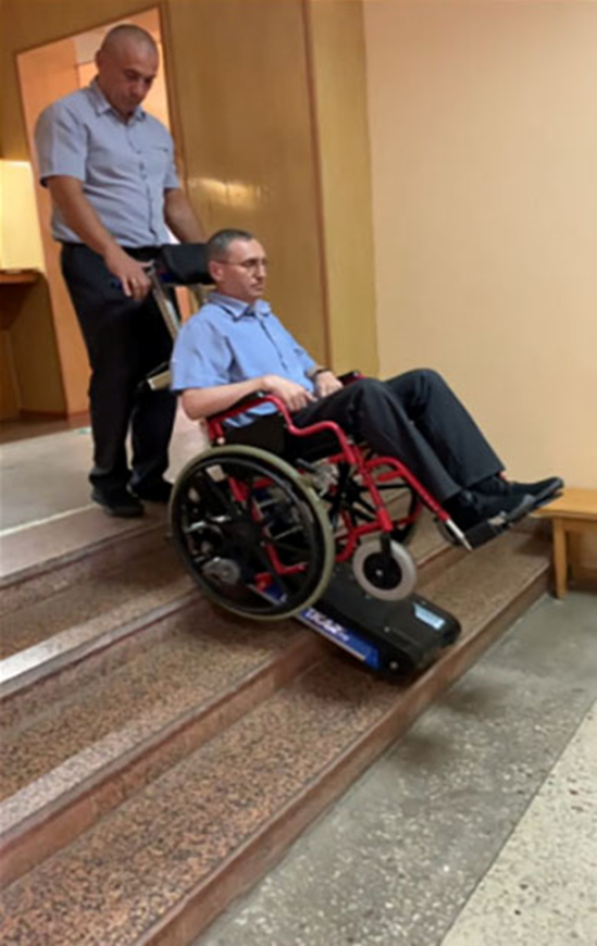Придбано гусеничний сходовий підйомник та облаштувано вхід у будівлю кнопкою виклику медичногог персоналу